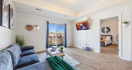 Chic Elevator Apt mins to DT, Train, Dining & Hosp