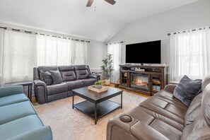 TV, offices - Cape Cod Fireplace/ Hot Tub Fire Pit & Beach (Barnstable)