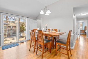 Dining - Cape Cod Fireplace/ Hot Tub Fire Pit & Beach (Barnstable)