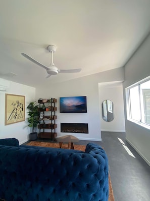 Smart-TV, Kamin, Tischfußball, Bücher