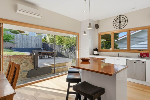 Interior - Poets View - 3 Bedroom House (West Hobart)