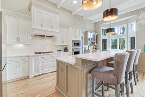 Fridge, microwave, oven, stovetop - Newly Listed Family Coastal Golf Getaway w/ Golf Views (Hilton Head Island)