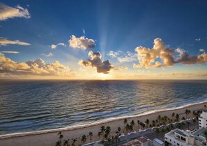 Beach - Stunning 1 Bedroom Villa - Marriott BeachPlace Towers - Ft Lauderdale Beachfront (Fort Lauderdale)