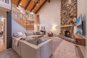 Smart TV, fireplace, table football - Spacious 5BR Carnelian Grand Retreat, Hot Tub, perfect for the whole family (Carnelian Bay)
