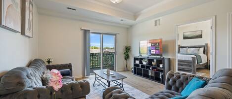 Tabla de planchar con plancha, cuna de viaje, wifi y ropa de cama