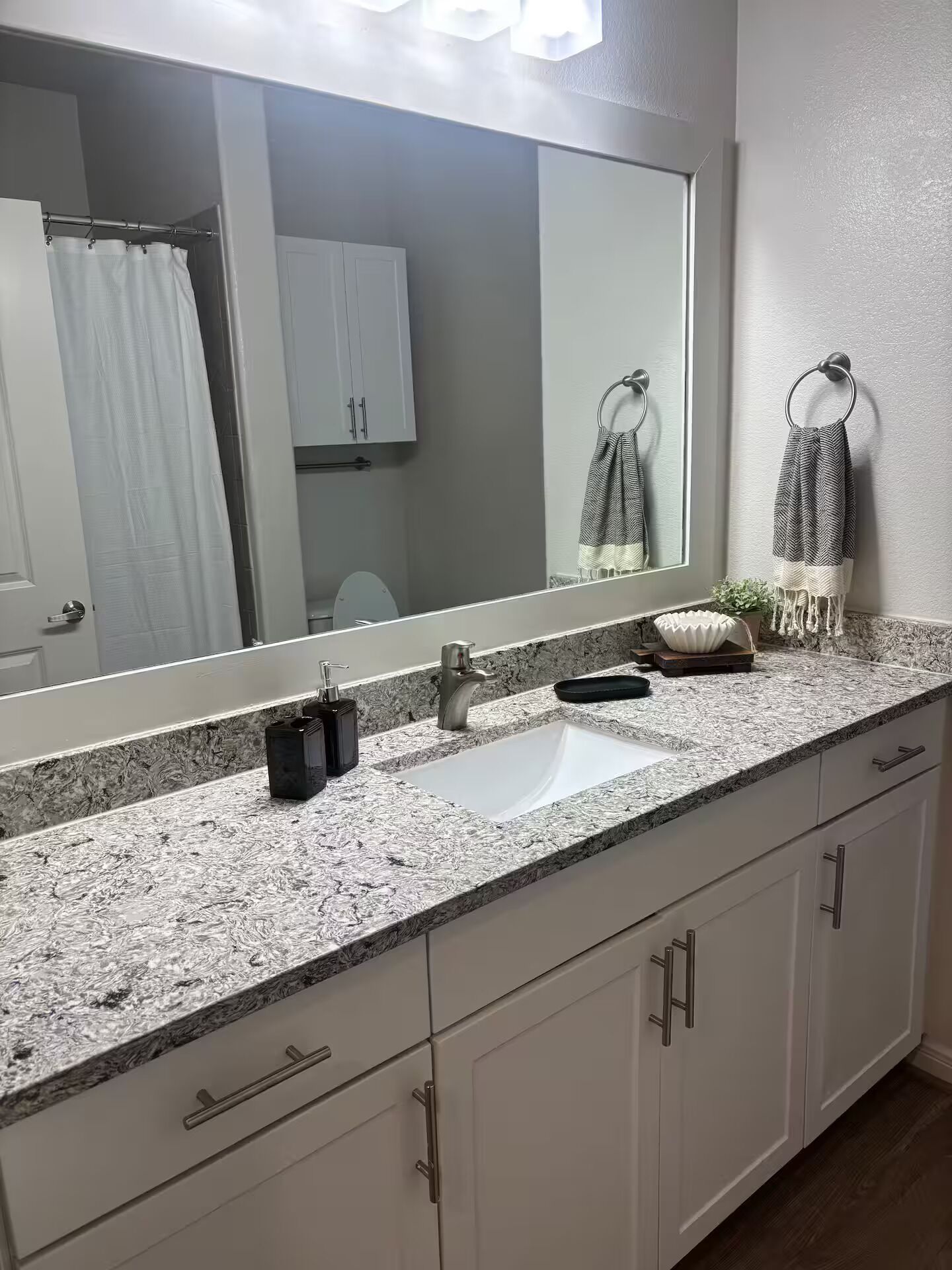 Secadora de cabello, toallas, jabón, papel de baño 