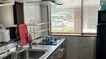 Réfrigérateur, micro-ondes, batterie de cuisine, vaisselle et ustensiles