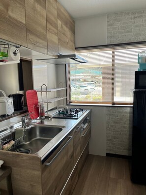 Refrigerador, microondas y utensilios de cocina 