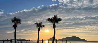 5 minute walk to sandy beach & surf spots. Perfect for surfing, swimming, and fishing.