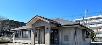 5 minute walk to sandy beach & surf spots. Perfect for surfing, swimming, and fishing.
