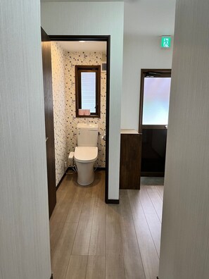 Hair dryer, bidet, towels, soap - 5 minute walk to sandy beach & surf spots. Perfect for surfing, swimming, and fishing. (Nichinan)