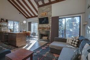 Smart TV, DVD player - Spacious renovated condo across from Resort base area (Angel Fire)