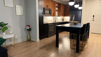 冰箱、微波炉、烤箱、炉灶