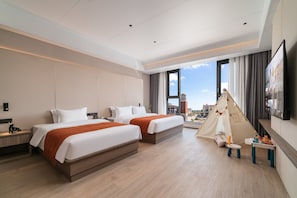 FamilieTwin kamer, uitzicht op stad | Verduisterende gordijnen, een strijkplank/strijkijzer, gratis wifi