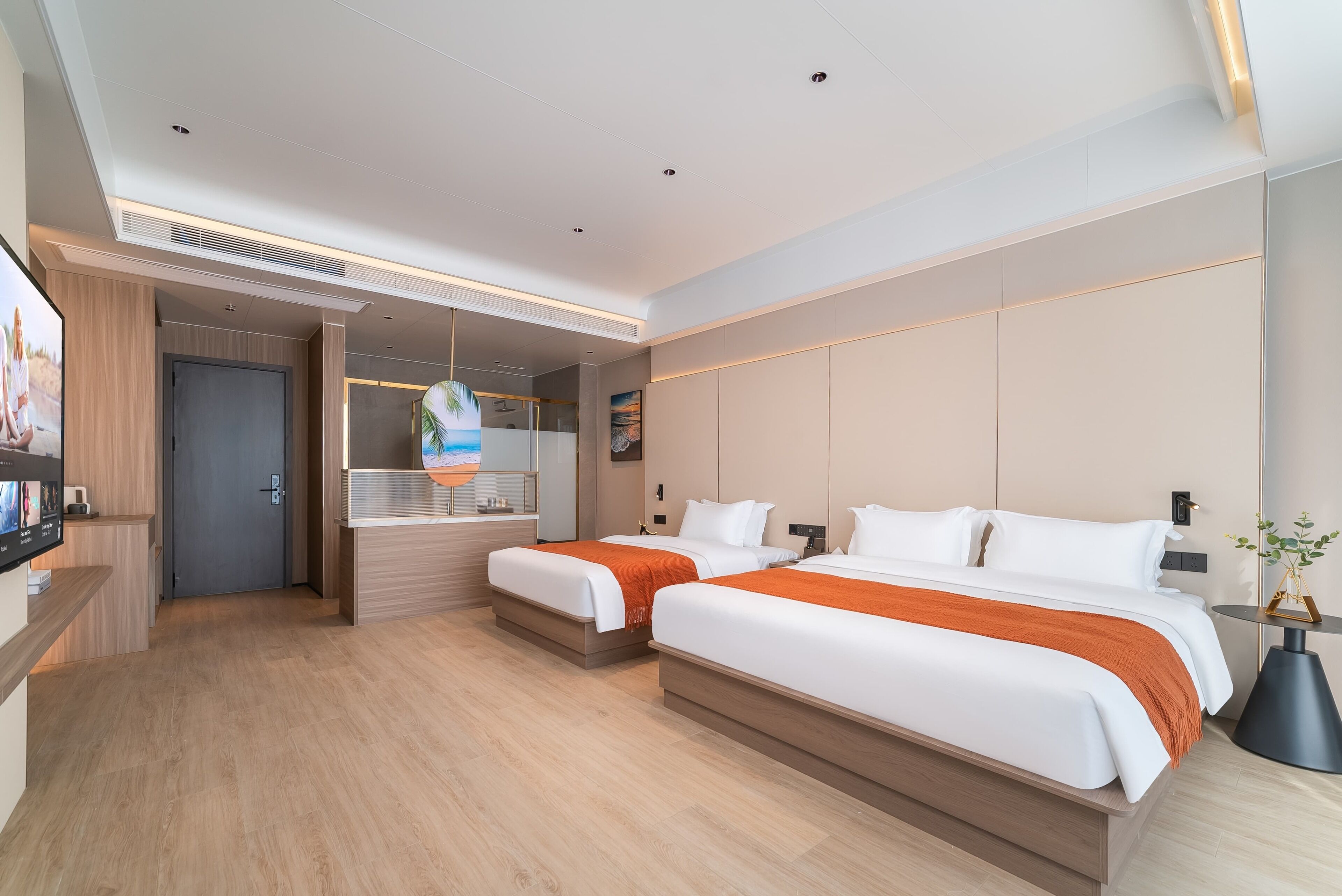 Une chambre d’hôtel moderne avec deux lits, un bureau et un coin salon offrant une vue agréable.