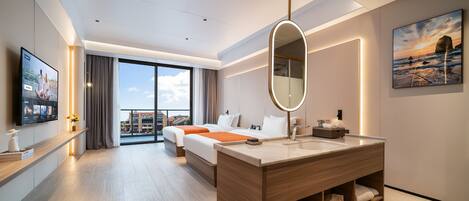Una habitación de hotel moderna con una cama grande, un tocador de madera, un espejo amplio y un televisor en la pared.