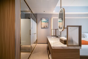 高級雙床房, 城市景觀 | 浴室 | 淋浴設備、免費盥洗用品、吹風機、毛巾