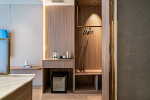 Superior Twin Room, City View | Blackout curtains, iron/ironing board, free WiFi - Ruiyue Resort Hotel (Wanning)