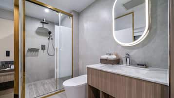 Habitació doble júnior | Bany | Dutxa, articles de tocador gratuïts, assecador de cabells i tovalloles
