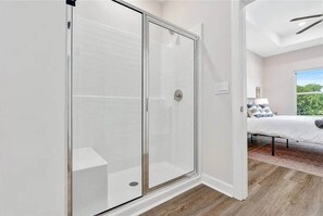 4 室のベッドルーム、デスク、アイロン / アイロン台、WiFi (無料)