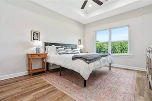 4 bedrooms, desk, iron/ironing board, free WiFi - Southern Serenity at Farmville Lakes (Auburn)