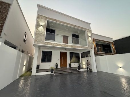 Fachada de la propiedad. fransons Homes