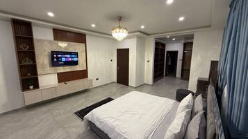 Habitación de lujo, balcón | Tabla de planchar con plancha y wifi gratis