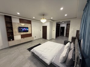 Luxury Room, Balcony | Bathroom | Towels, soap, toilet paper - fransons Homes (Tema)