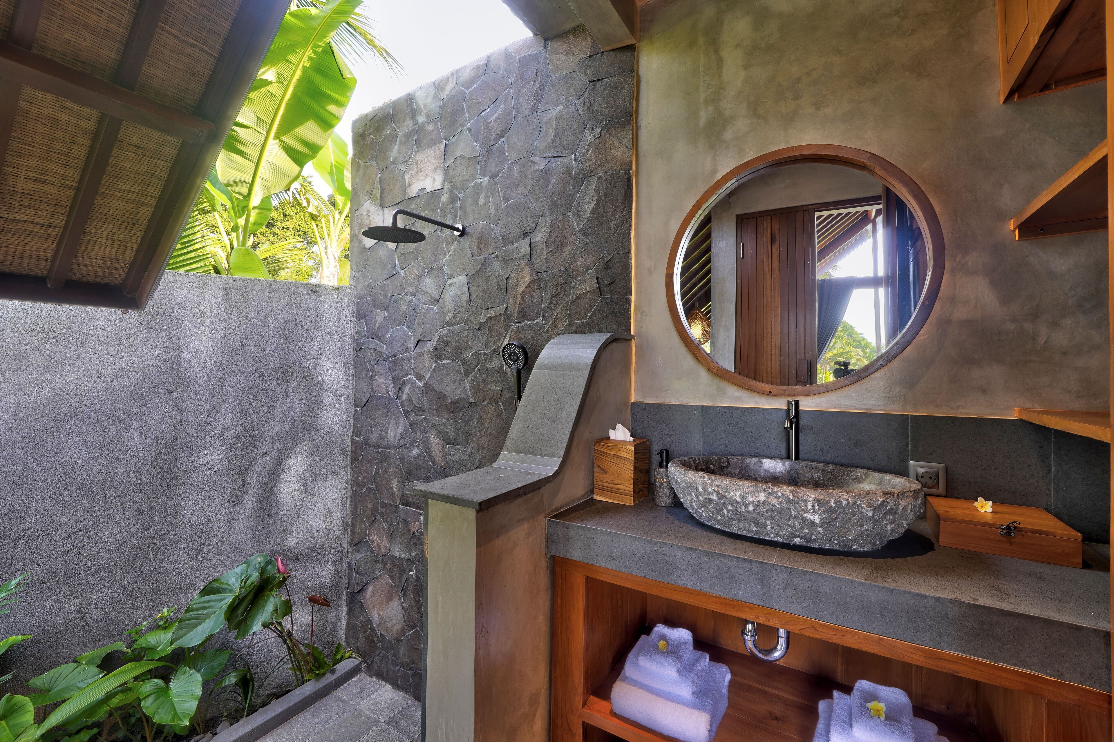 华丽别墅, 阳台, 泳池景观 | 浴室 | 独立的浴缸和淋浴、免费洗浴用品、吹风机、毛巾