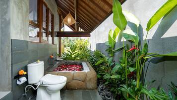 Vila Deluks, balkon, pemandangan kolam renang | Kamar mandi | Bathtub dan shower terpisah dan perlengkapan mandi gratis