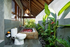 Villa Deluxe, balcón, vista a la alberca | Baño | Tina y regadera independientes y amenidades de baño gratuitas 