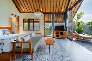 Deluxe villa, balkon, uitzicht op zwembad | Een bureau, een laptopwerkplek, gratis wifi