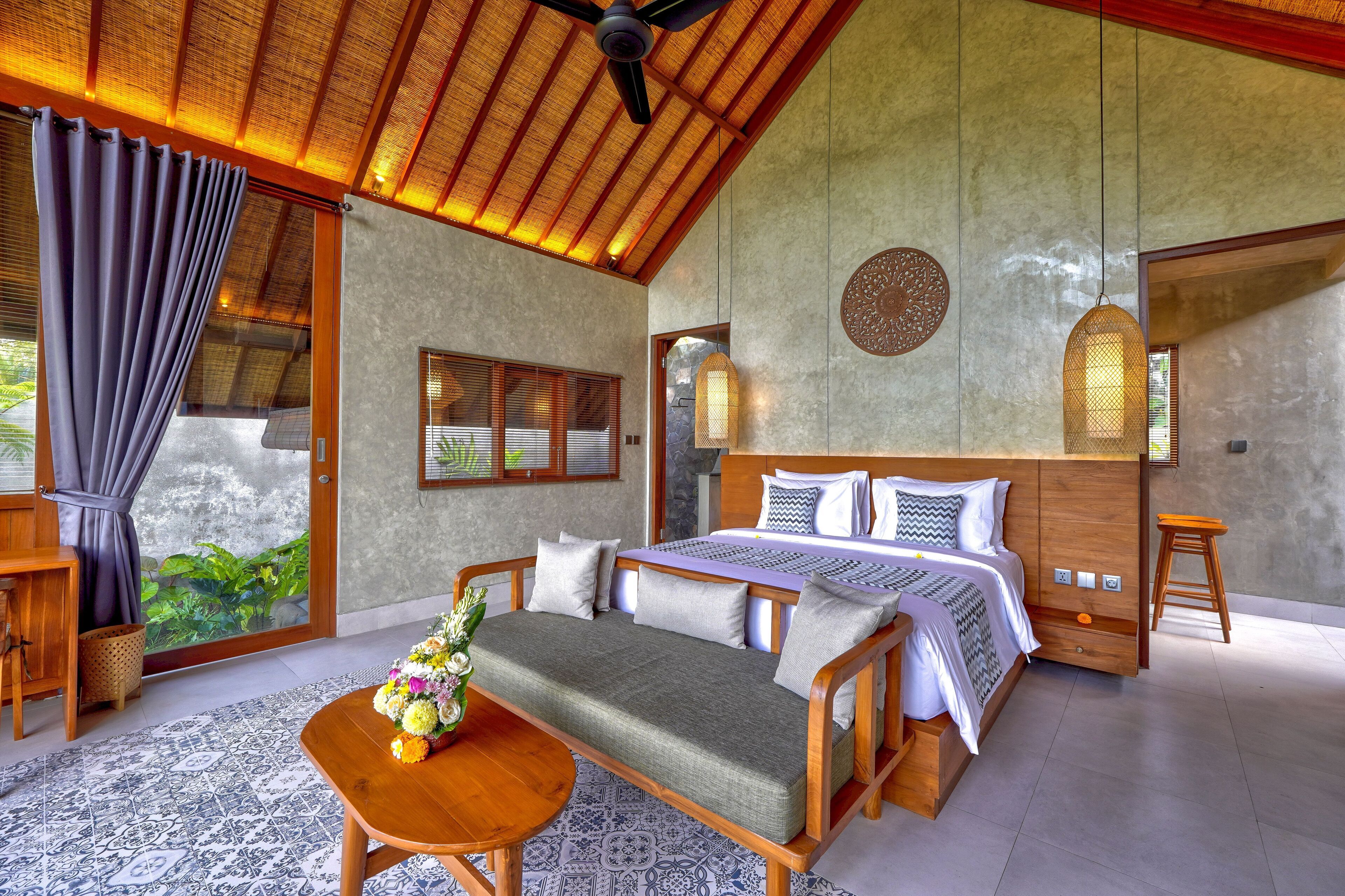 办公桌、笔记本电脑工作区、免费 WiFi