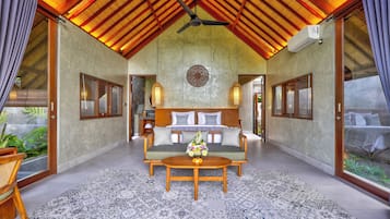 Villa Deluxe, balcón, vistas a la piscina | Escritorio, espacio para trabajar con un portátil, wifi gratis