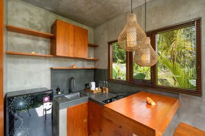 Villa Deluxe, balcón, vista a la alberca | Cocina privada | Refrigerador y lavavajillas 