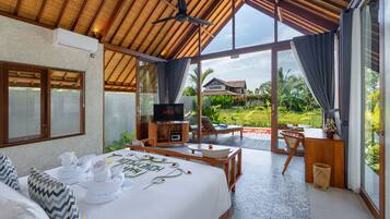 Vila Deluks, balkon, pemandangan kolam renang | Bagian depan properti