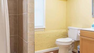 Chuveiro, secador de cabelo, toalhas de banho