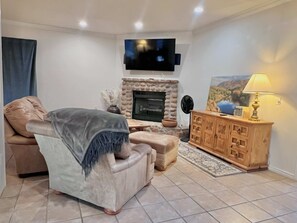 TV, offices - The Lazy Lion at Triple Z (Medicine Park)