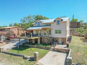Exterior - The Lazy Lion at Triple Z (Medicine Park)
