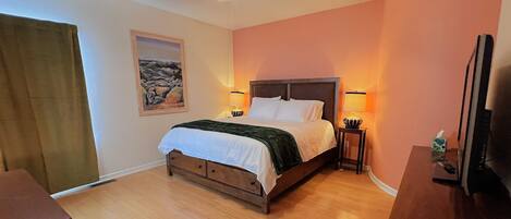 Työpöytä, silitysrauta/-lauta, Wi-Fi, vuodevaatteet