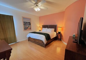 Desk, iron/ironing board, WiFi, bed sheets - The Lazy Lion at Triple Z (Medicine Park)