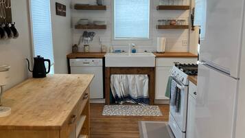 雪櫃、微波爐、焗爐、爐具