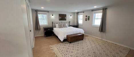 3 soverom, skrivebord, reiseseng for barn og wi-fi (inkludert)