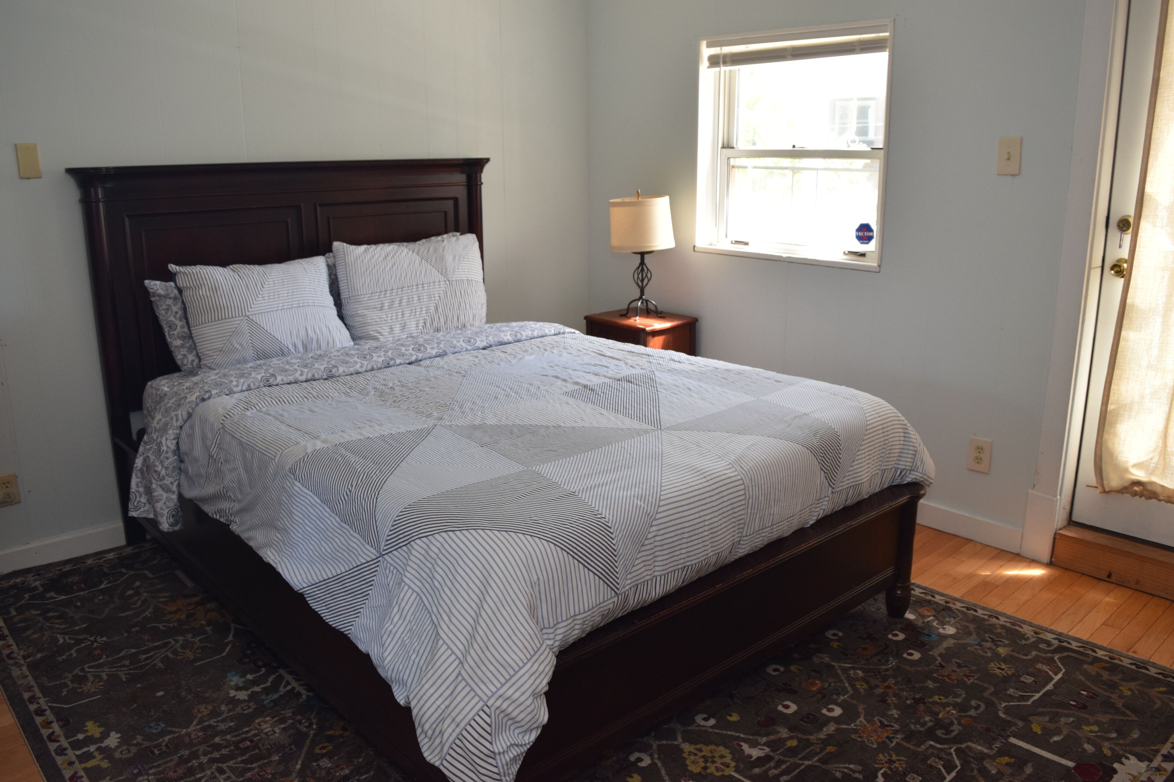 Iron/ironing board, internet, bed sheets