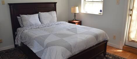 Iron/ironing board, internet, bed sheets