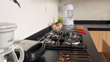 Fridge, oven, stovetop, coffee/tea maker