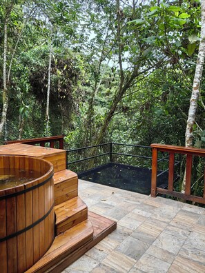 Outdoor spa tub - Vrbo Property (Pereira)