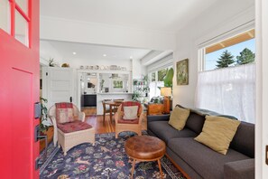Smart TV, books - Walk to Restaurants & Coffee + BBQ w/Outdoor Seating + Tesla EV Charger (Seattle)