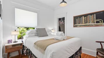 2 soverom, skrivebord, strykejern/-brett og reiseseng for barn