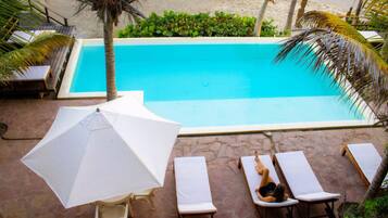 2 outdoor pools